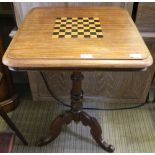 AN EARLY 20TH CENTURY GAMES TABLE with square top, having inlaid chequer board supported on turned
