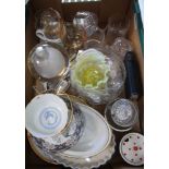 A BOX CONTAINING A SELECTION OF MIXED CHINA & GLASSWARE