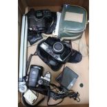 A BOX CONTAINING A SELECTION OF CAMERAS & ACCESSORIES