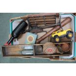 A BOX CONTAINING A MIXED SELECTION OF DOMESTIC COLLECTABLES AND USEFUL ITEMS