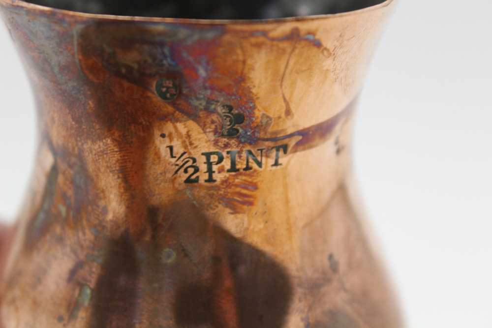 AN 18TH CENTURY COPPER TANKARD of baluster form, with scroll handle, raised on deep foot, height - Image 5 of 5