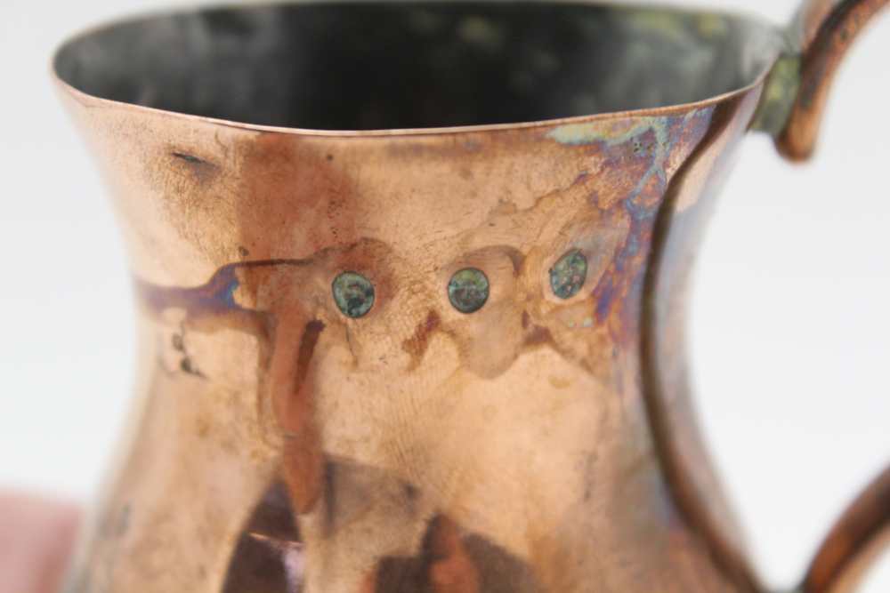AN 18TH CENTURY COPPER TANKARD of baluster form, with scroll handle, raised on deep foot, height - Image 4 of 5