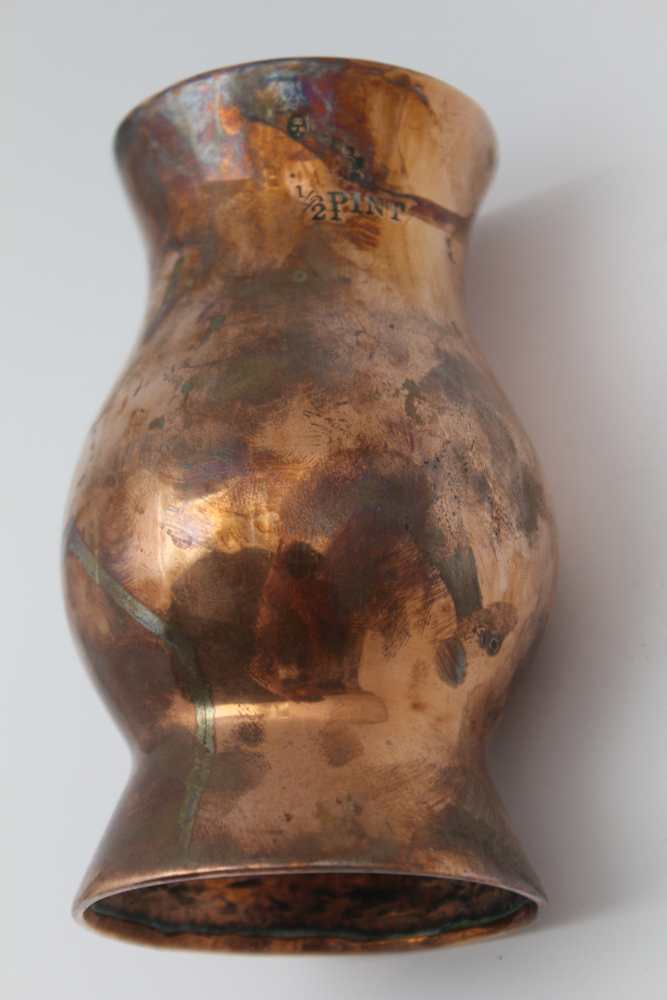 AN 18TH CENTURY COPPER TANKARD of baluster form, with scroll handle, raised on deep foot, height - Image 3 of 5