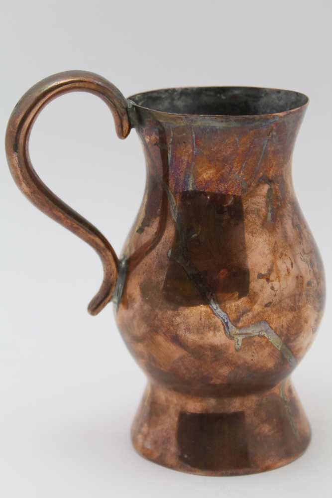 AN 18TH CENTURY COPPER TANKARD of baluster form, with scroll handle, raised on deep foot, height - Image 2 of 5