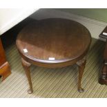 A MAHOGANY FINISHED CIRCULAR TOPPED COFFEE TABLE with plain apron and four slender cabriole legs