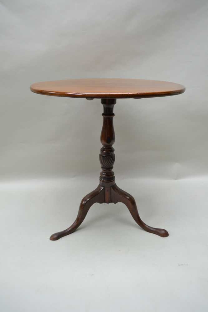 A 19TH CENTURY CIRCULAR TILT TOP TABLE on turned baluster column on three downswept legs, 72cm x