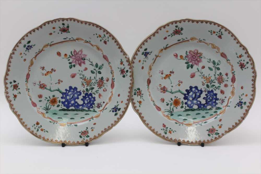 A PAIR OF CHINESE QIANLONG PORCELAIN PLATES, polychrome enamel painted in the famille rose