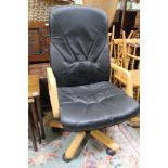 A MODERN BLACK LEATHER EFFECT OFFICE ARMCHAIR