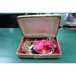 A SMALL IVORY VINYL COVERED JEWELLERY BOX CONTAINING COSTUME JEWELLERY VARIOUS to include cameos