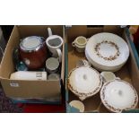 A BOX CONTAINING A SELECTION OF WEDGWOOD RADCLIFFE PATTERNED PART TEA & DINNER WARES, together