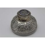 WILLIAM COMYNS An Edwardian silver mounted lead crystal desk inkwell, pierced & repousse
