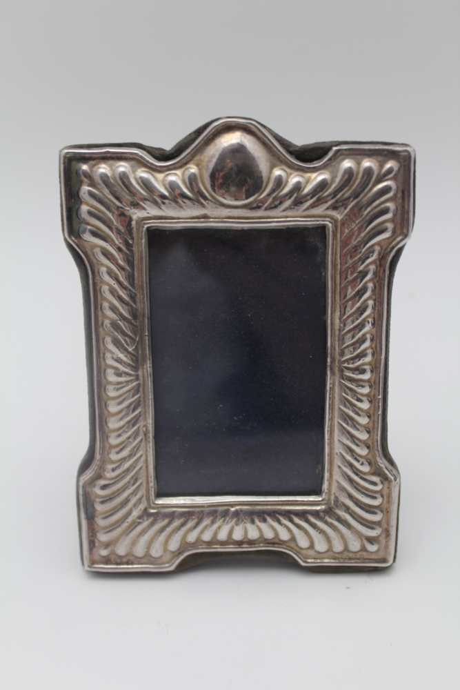 A VICTORIAN DESIGN DECORATIVELY SILVER MOUNTED PHOTOGRAPH FRAME, fluted decoration, fabric easel - Image 2 of 5