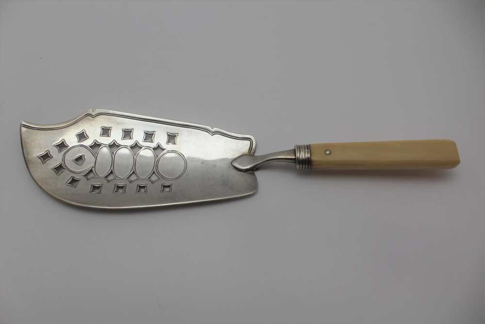 THOMAS WALLIS & JONATHAN HAYNE A George III fish slice, pierced decoration to blade, London 1817,