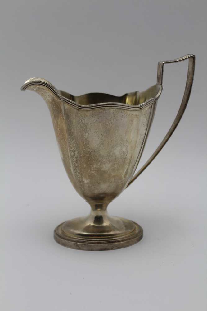 A STERLING SILVER SAUCE BOAT with stand, considered to be Gorham, Georgian design, monogrammed, 522g - Image 5 of 6