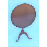 A 20TH CENTURY MAHOGANY FINISHED FANCY SHAPED CIRCULAR TABLE with ropework carved edge, supported on