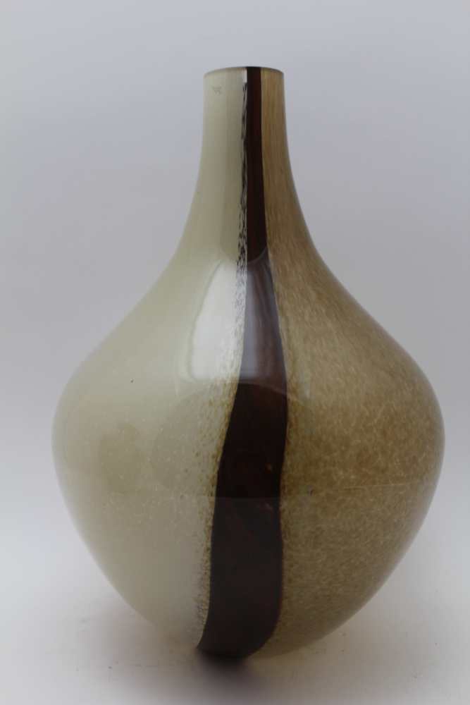 A MID TO LATE 20TH CENTURY MOTTLED GLASS VASE of unusual tapering, elongated form, 73cm high, - Image 3 of 4