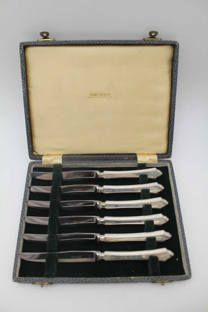 COOPER BROTHERS & SONS A cased pair of silver jam spoons, with trefid handle tips, Sheffield 1926 in - Image 2 of 5