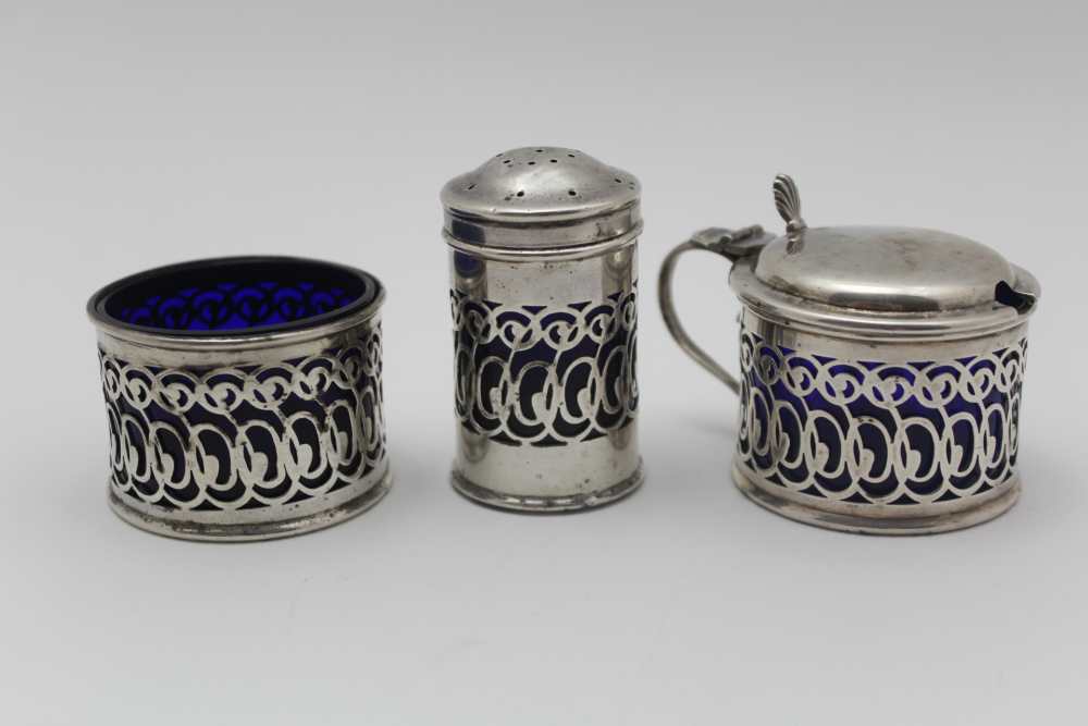 CORNELIUS DESORMEAUX SAUNDERS & JAMES FRANCIL HOLLINGS SHEPHERD An Edwardian silver three piece - Image 2 of 3