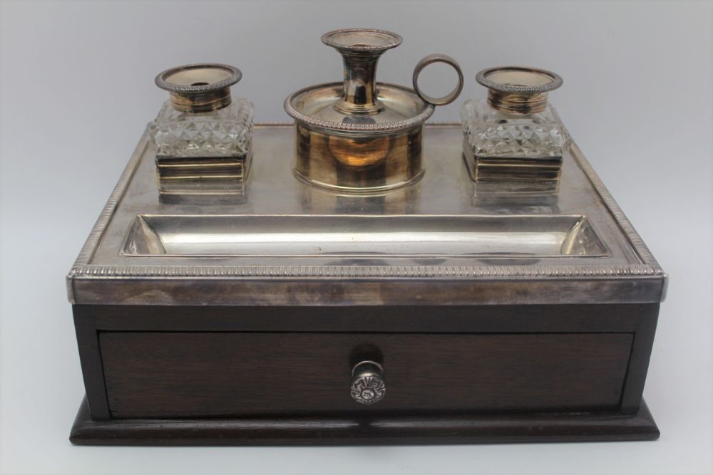 AN EARLY 20TH CENTURY SHEFFIELD PLATE STANDISH OF GEORGIAN DESIGN, the top with pen tray, a pair