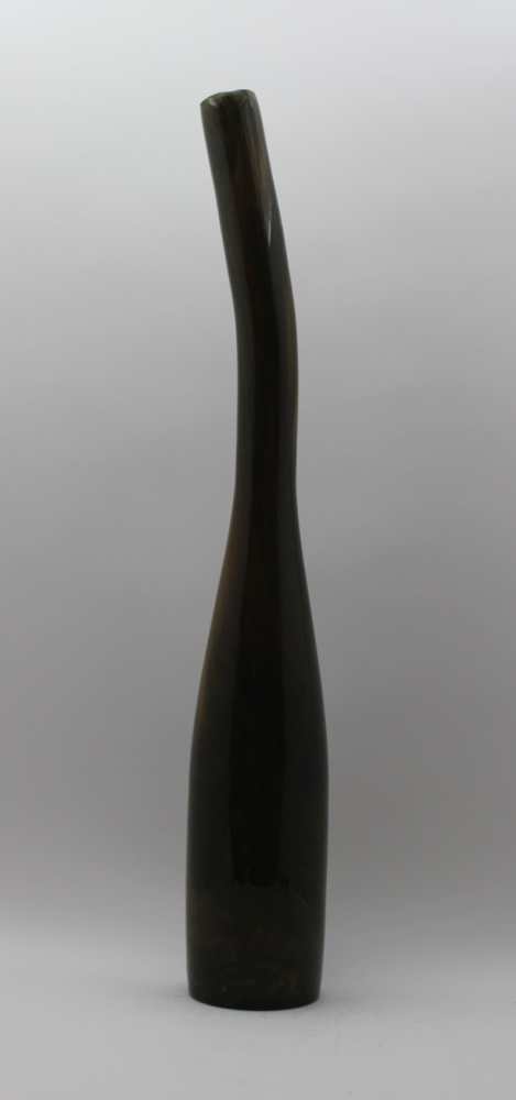 A MID TO LATE 20TH CENTURY MOTTLED GLASS VASE of unusual tapering, elongated form, 73cm high, - Image 4 of 4