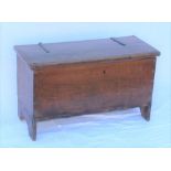 AN 18TH CENTURY ELM BLANKET BOX/COFFER, hinged lid of panel construction, 93cm wide