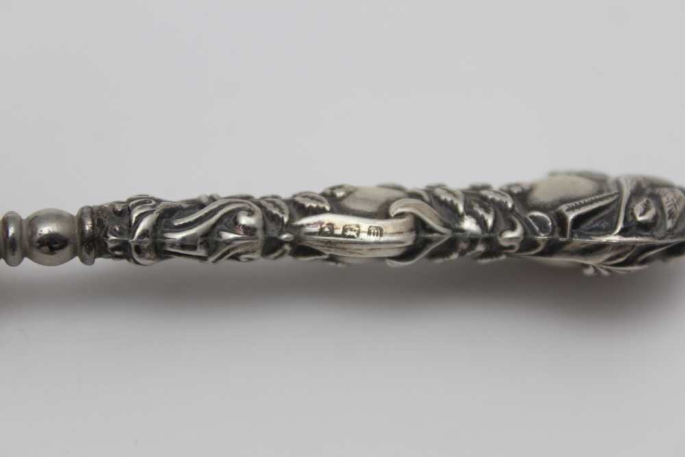A CASED SILVER HANDLED SET, comprising shoehorn, boot & glove button hooks, embossed bird on a - Image 3 of 3
