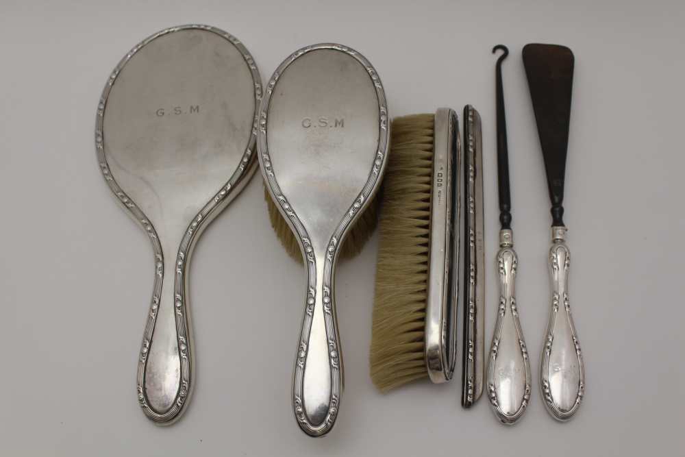 GOLDSMITHS & SILVERSMITHS CO. LTD, A SET OF SIX SILVER MOUNTED DRESSING TABLE VANITY ITEMS, to