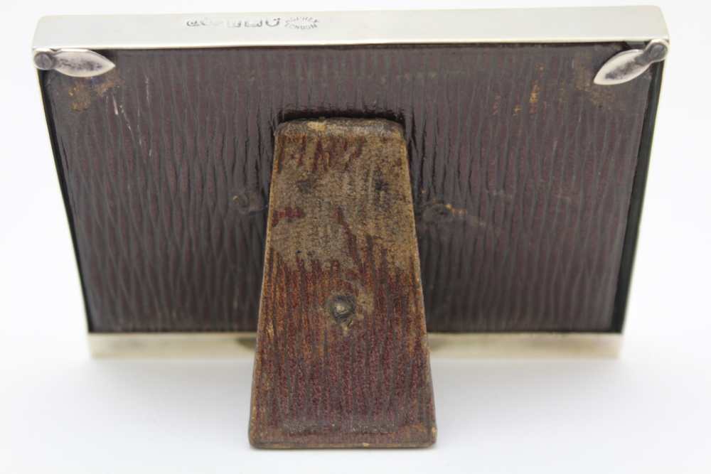 AN EDWARDIAN ASPREY PLAIN SILVER PHOTOGRAPH FRAME, leather covered easel back, London 1908, 7cm x - Image 3 of 3