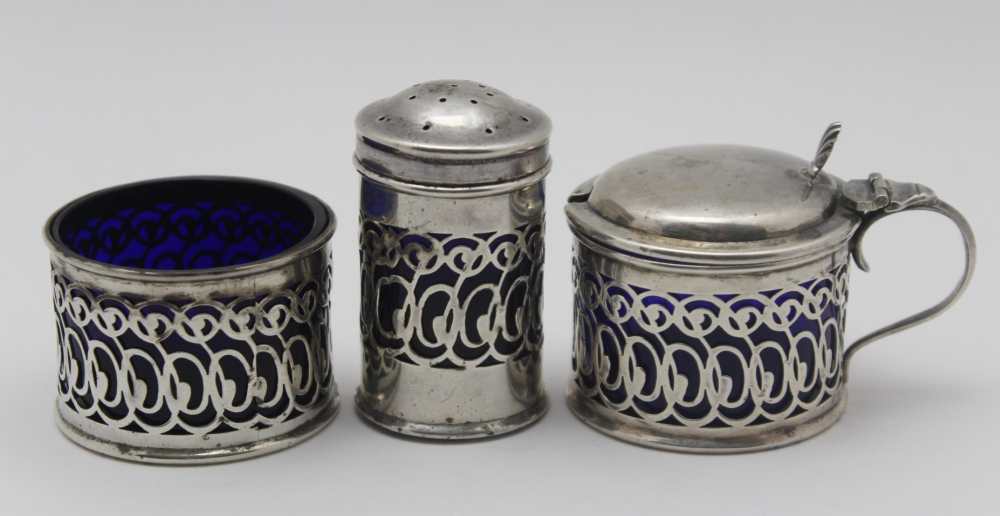 CORNELIUS DESORMEAUX SAUNDERS & JAMES FRANCIL HOLLINGS SHEPHERD An Edwardian silver three piece