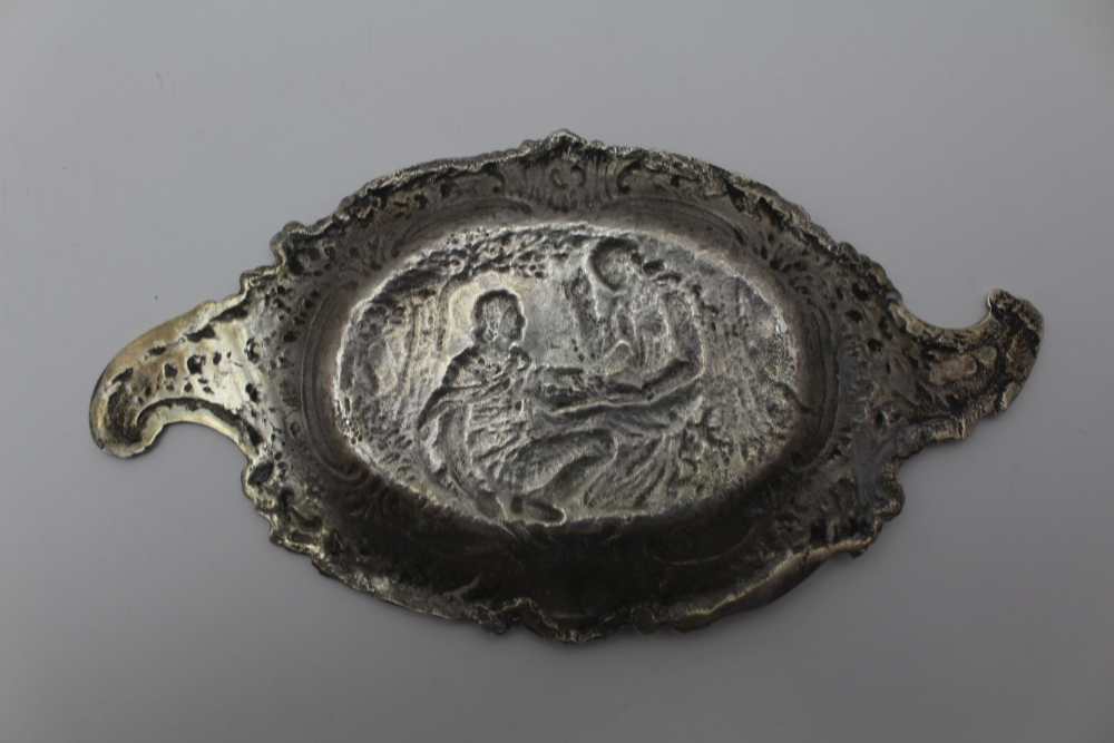 AN EARLY 20TH CENTURY TWO HANDLED SILVER PIN TRAY, cast with a central scene of a couple wearing - Image 2 of 3