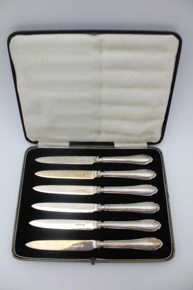 JAMES DEAKIN & SONS A cased set of six silver bladed fruit & tea knives, Sheffield 1931, 141.9g