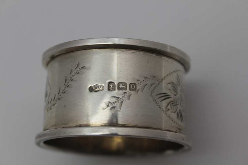 JOSEPH GLOSTER LTD A pair of silver napkin rings, floral chased decoration, Birmingham 1913, in a - Image 3 of 4