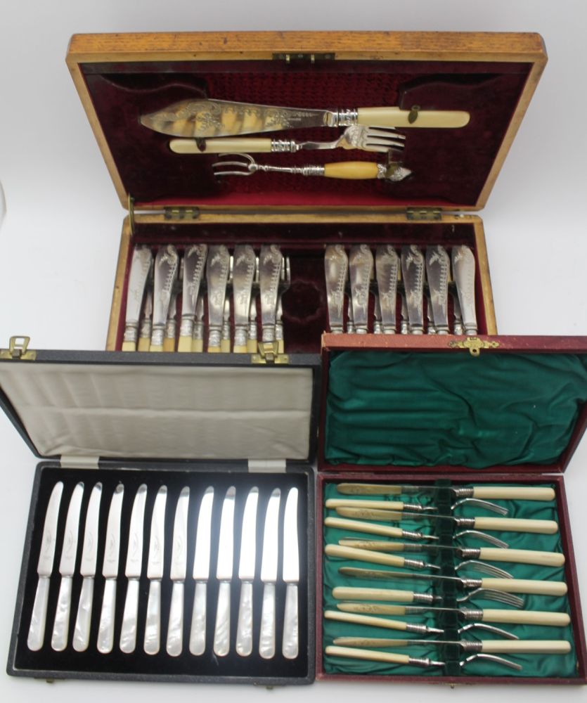 AN OAK CASE OF SILVER FISH KNIVES & FORKS FOR TWELVE SETTINGS, fitted to the lid interior with