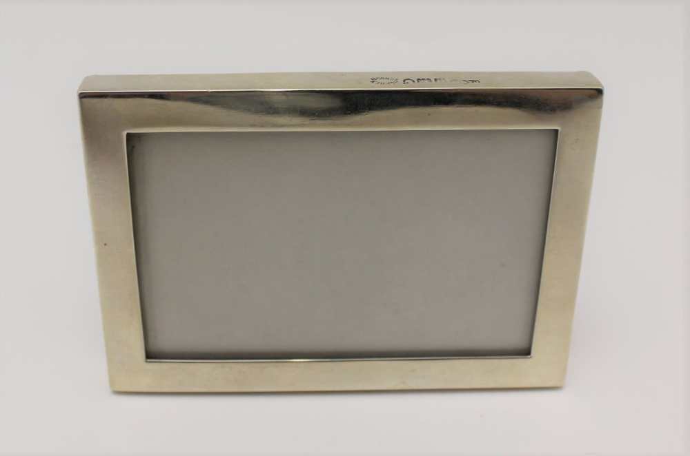 AN EDWARDIAN ASPREY PLAIN SILVER PHOTOGRAPH FRAME, leather covered easel back, London 1908, 7cm x