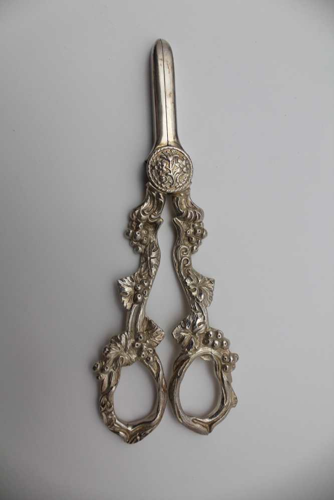 A VICTORIAN SILVER PLATED GRAPE DISH, moulded leaf form with vine arm to support the bunch, raised - Image 2 of 4