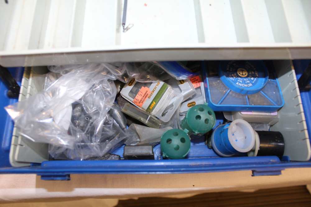 A SELECTION OF FISHING EQUIPMENT to include slingshots, feeders, hooks, weights, weighing scales, - Image 4 of 4