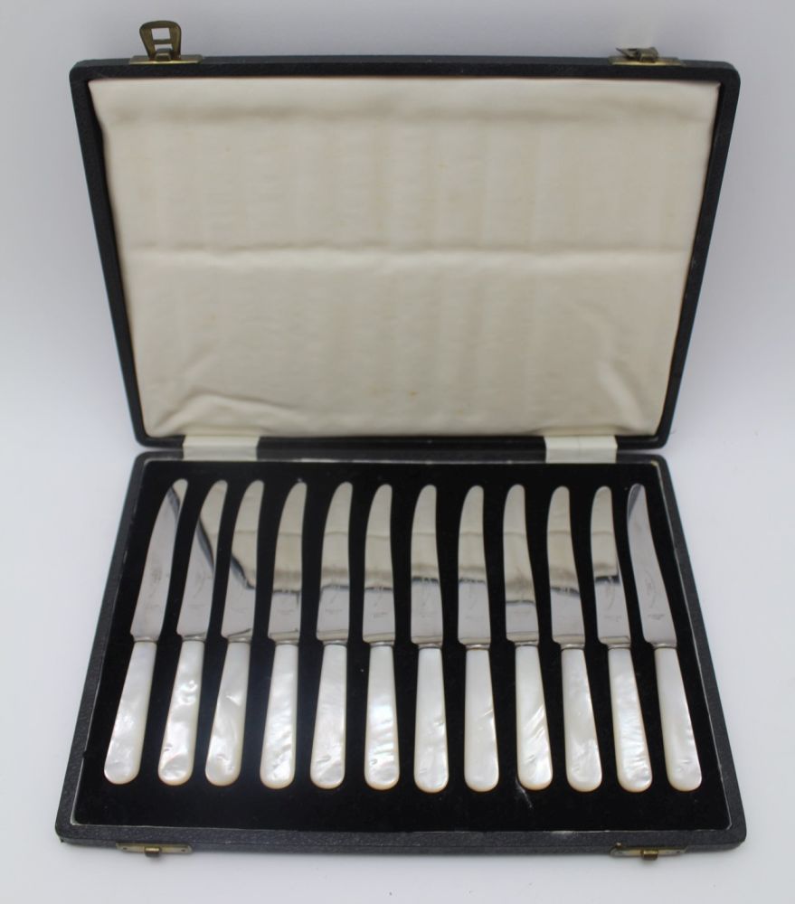 AN OAK CASE OF SILVER FISH KNIVES & FORKS FOR TWELVE SETTINGS, fitted to the lid interior with - Image 3 of 4
