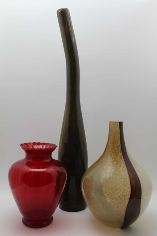 A MID TO LATE 20TH CENTURY MOTTLED GLASS VASE of unusual tapering, elongated form, 73cm high,