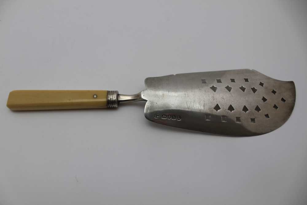 THOMAS WALLIS & JONATHAN HAYNE A George III fish slice, pierced decoration to blade, London 1817, - Image 2 of 3