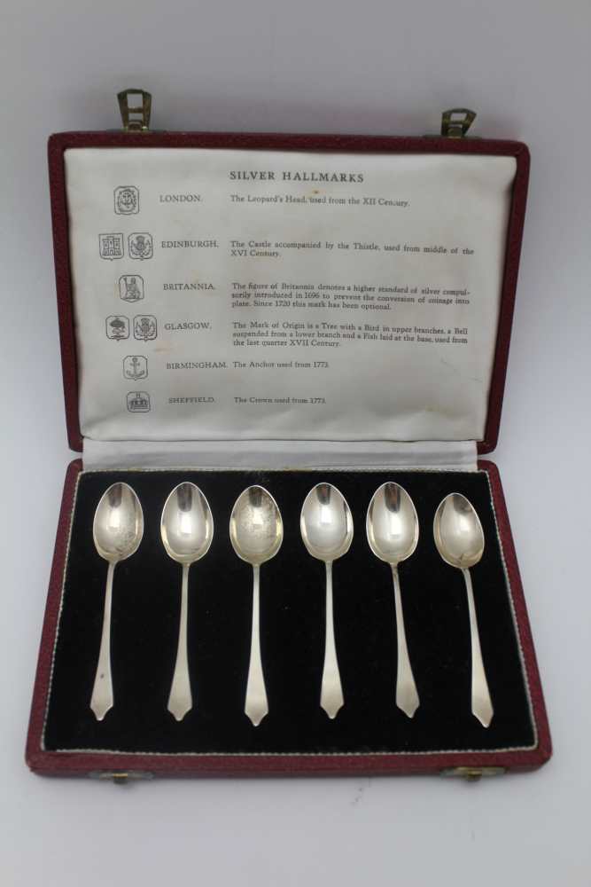 A CASE OF SILVER TEASPOONS & a case of silver coffee spoons, each with a different assay mark in - Image 4 of 5