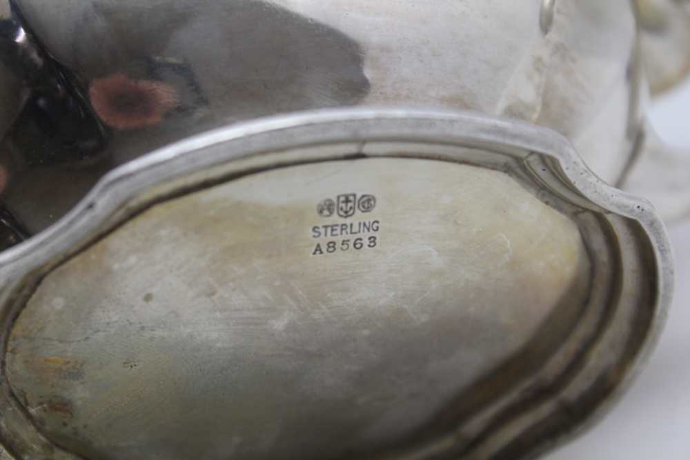 A STERLING SILVER SAUCE BOAT with stand, considered to be Gorham, Georgian design, monogrammed, 522g - Image 2 of 6