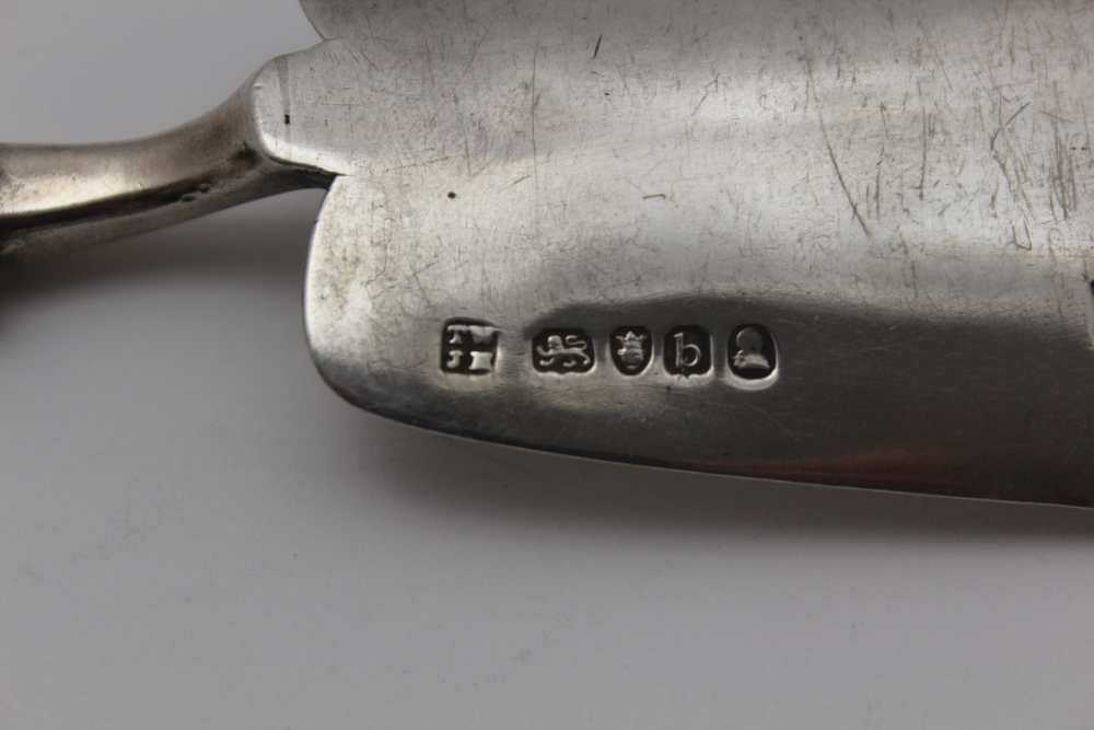 THOMAS WALLIS & JONATHAN HAYNE A George III fish slice, pierced decoration to blade, London 1817, - Image 3 of 3