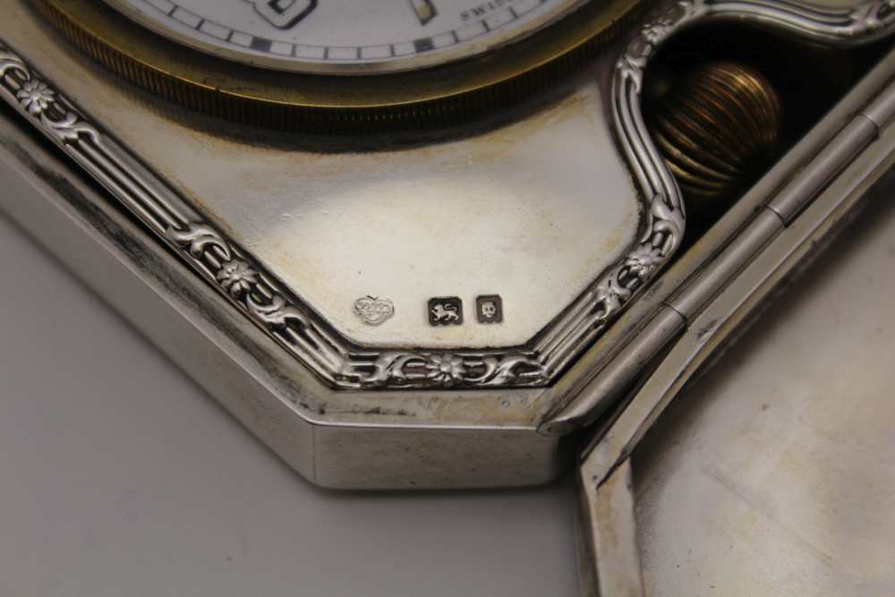 GOLDSMITHS & SIVERSMITH CO. LTD, A SILVER CASED TRAVEL CLOCK, hinged form with bounds reed edge, - Image 4 of 6