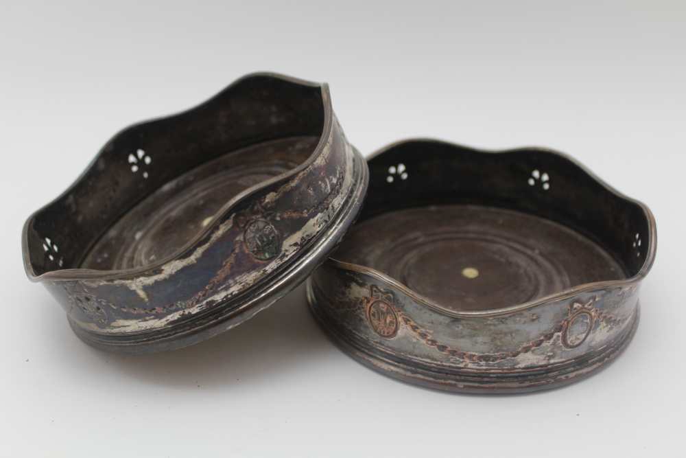 A PAIR OF GEROGE III OLD SHEFFIELD PLATE BOTTLE COASTERS, wavy rims with engraved swags with pierced - Image 5 of 5
