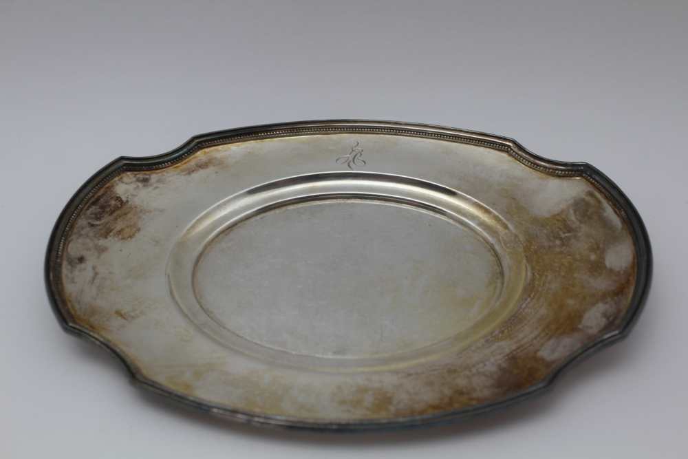 A STERLING SILVER SAUCE BOAT with stand, considered to be Gorham, Georgian design, monogrammed, 522g - Image 3 of 6