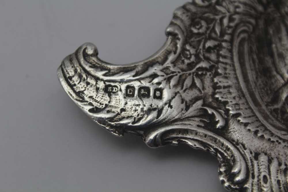 AN EARLY 20TH CENTURY TWO HANDLED SILVER PIN TRAY, cast with a central scene of a couple wearing - Image 3 of 3