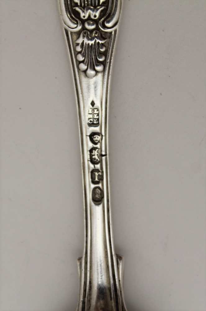 A MATCHED SET OF WILLIAM IV SILVER KINGS PATTERN TEASPOONS, al London 1831 & 1832, makes include - Image 3 of 3