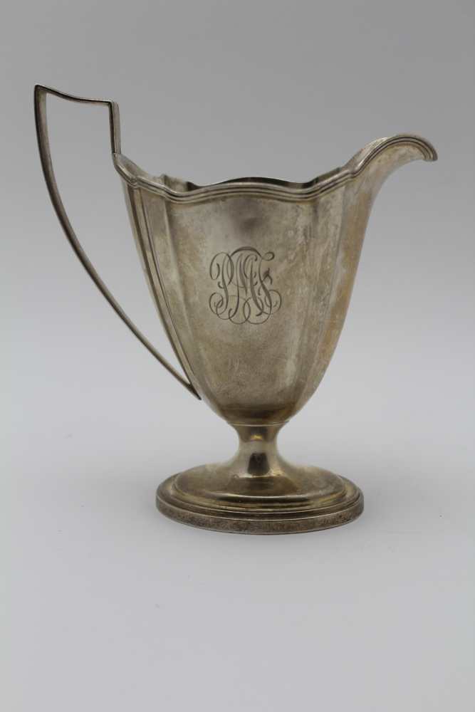 A STERLING SILVER SAUCE BOAT with stand, considered to be Gorham, Georgian design, monogrammed, 522g - Image 4 of 6