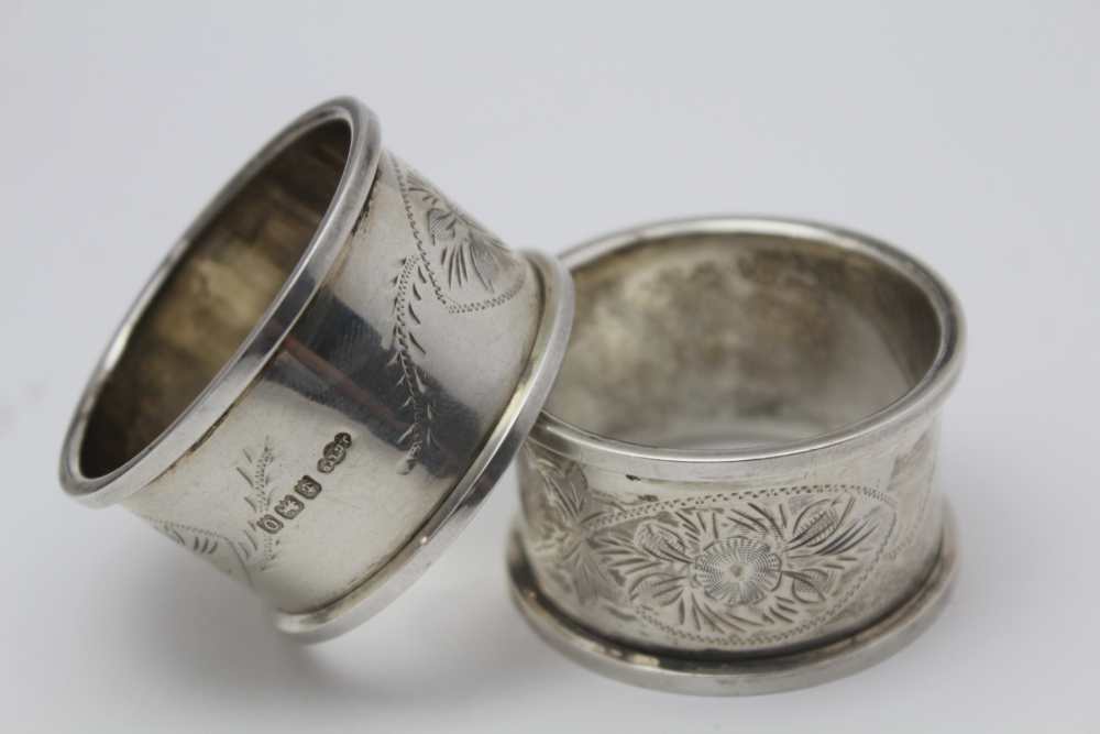 JOSEPH GLOSTER LTD A pair of silver napkin rings, floral chased decoration, Birmingham 1913, in a - Image 2 of 4