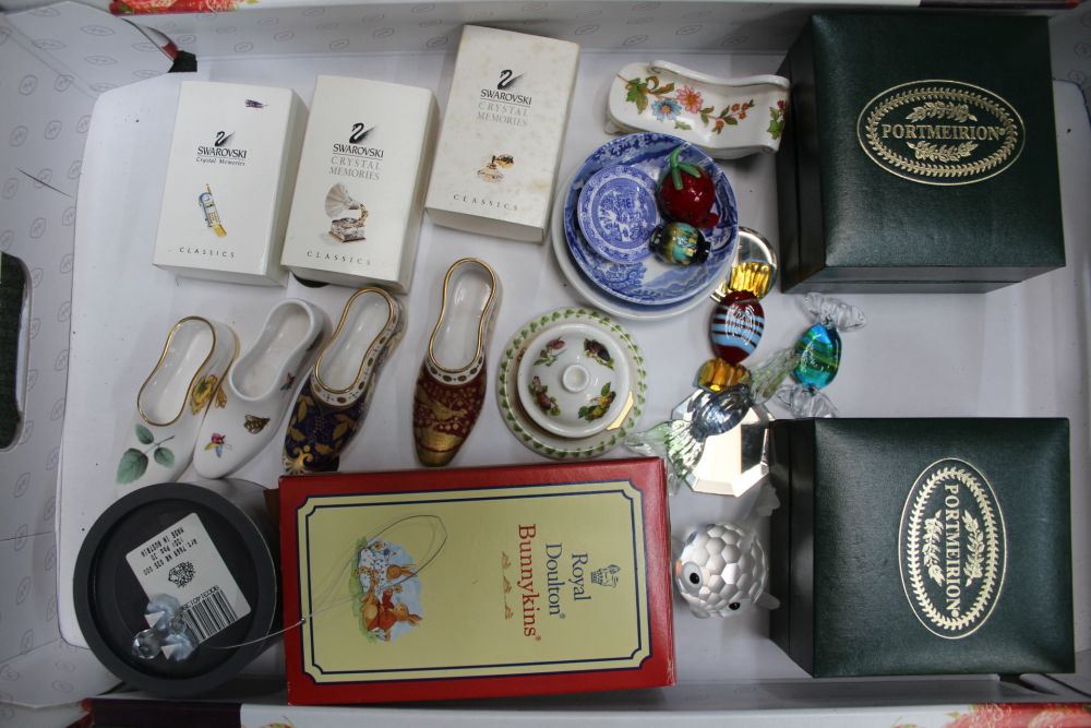 A BOX CONTAINING A SELECTION OF COLLECTABLE CHINA & GLASSWARE to include Swarovski crystal,